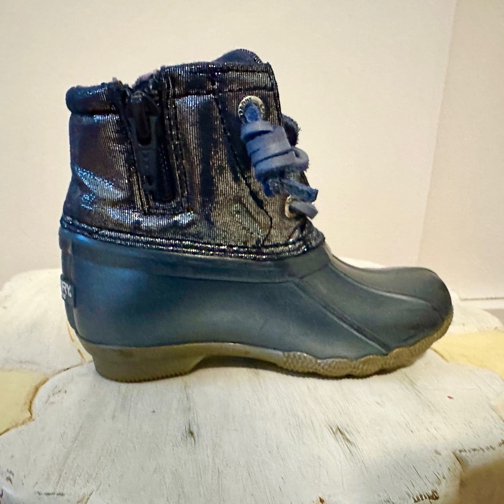 SPERRY Girls Saltwater Boot - Metallic Dark Blue, US 7M (runs small)